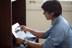 e8体育 在线学生正在做作业