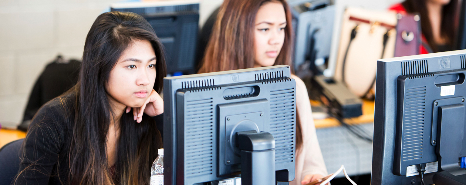 学生在电脑上学习