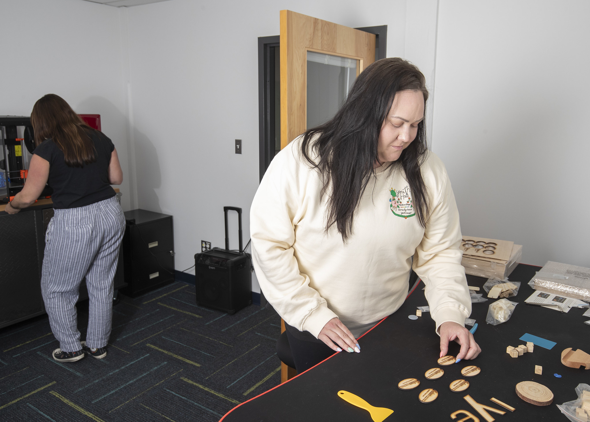 在工作室工作的女性