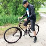 丹尼尔正在尝试一辆 1938 年一名骑车人骑过的自行车。