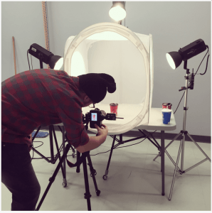 专业摄影师为新的 Pitch In 标志拍摄咖啡杯照片