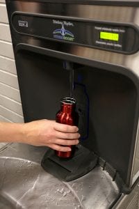 水瓶灌装站正在灌装水瓶。