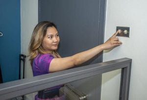 有人关掉了办公室的灯