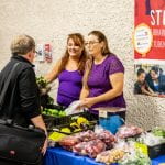 卖蔬菜和新鲜农产品的妇女