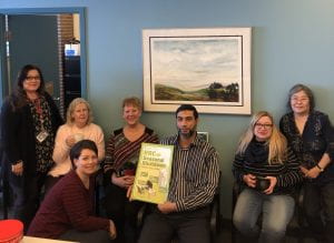 机构分析和规划人员在办公室里贴着季节性停工海报