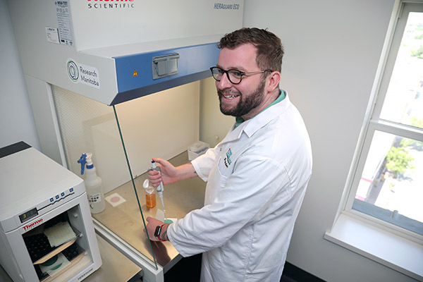 食品实验室中的 Branden Wyryha