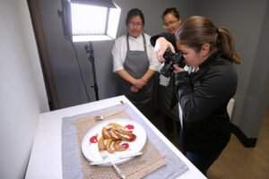 摄影师拍摄食物照片