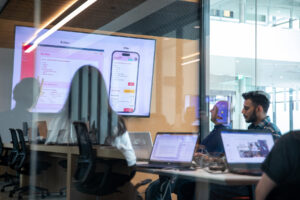 实验室中的学生查看应用的屏幕截图