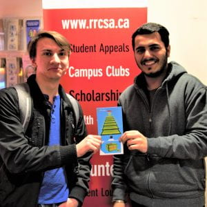 迪伦·舒姆卡(左)获得早鸟奖 150 美元的百思买礼品卡。