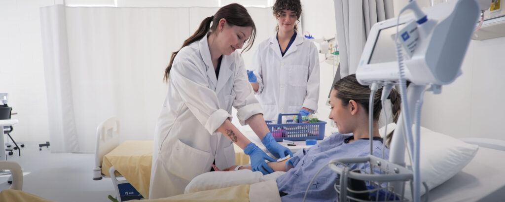 护理学生在模拟中心治疗病人。