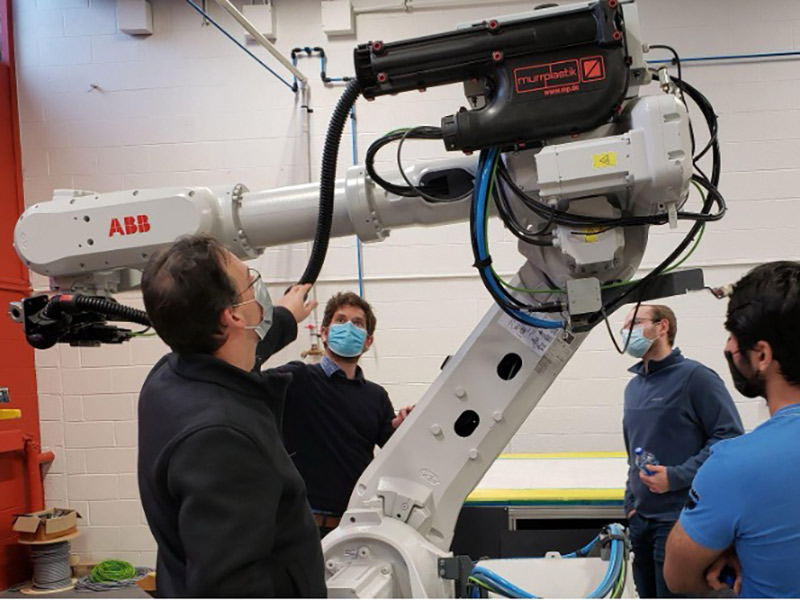 在机器人实验室工作的人