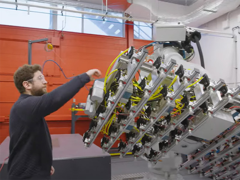 在实验室工作的男人