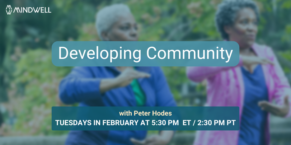 两位老妇人在外面打太极拳。