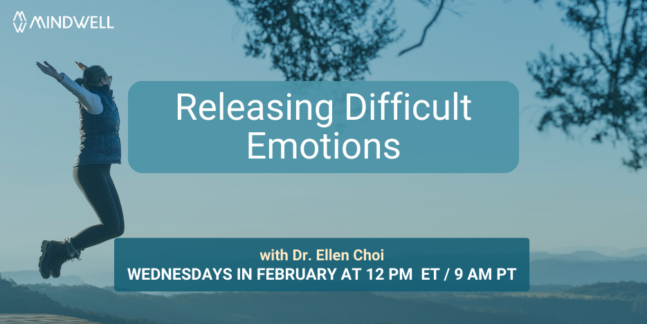 一名身穿黑色背心和登山靴的女士高举双臂在空中跳跃。山地景观。