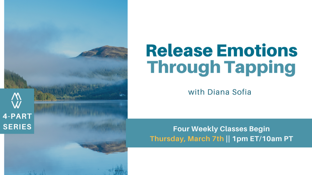 一幅青山绿水的图画，前面有一个湖泊。云层很低，水中可以看到山的倒影。