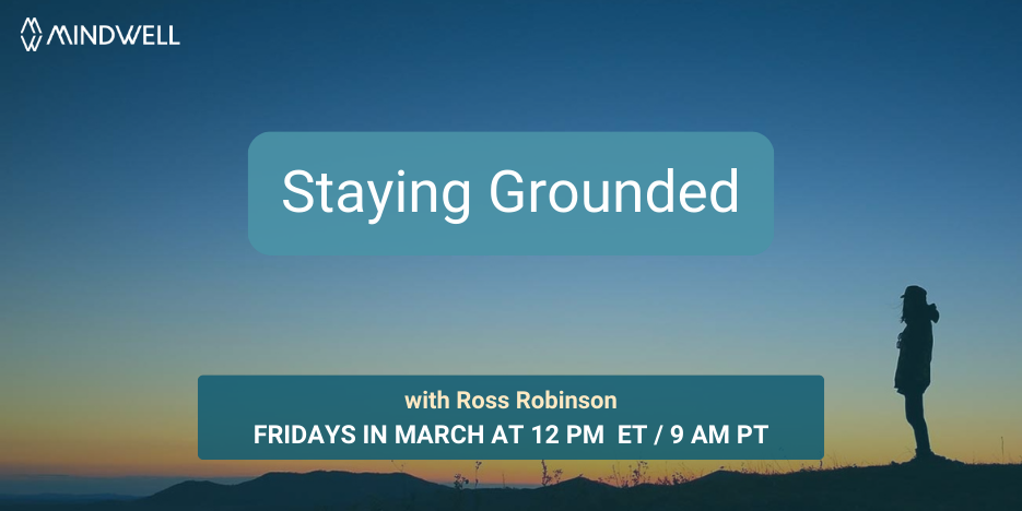 一个人站在蓝色和橙色天空下的剪影。