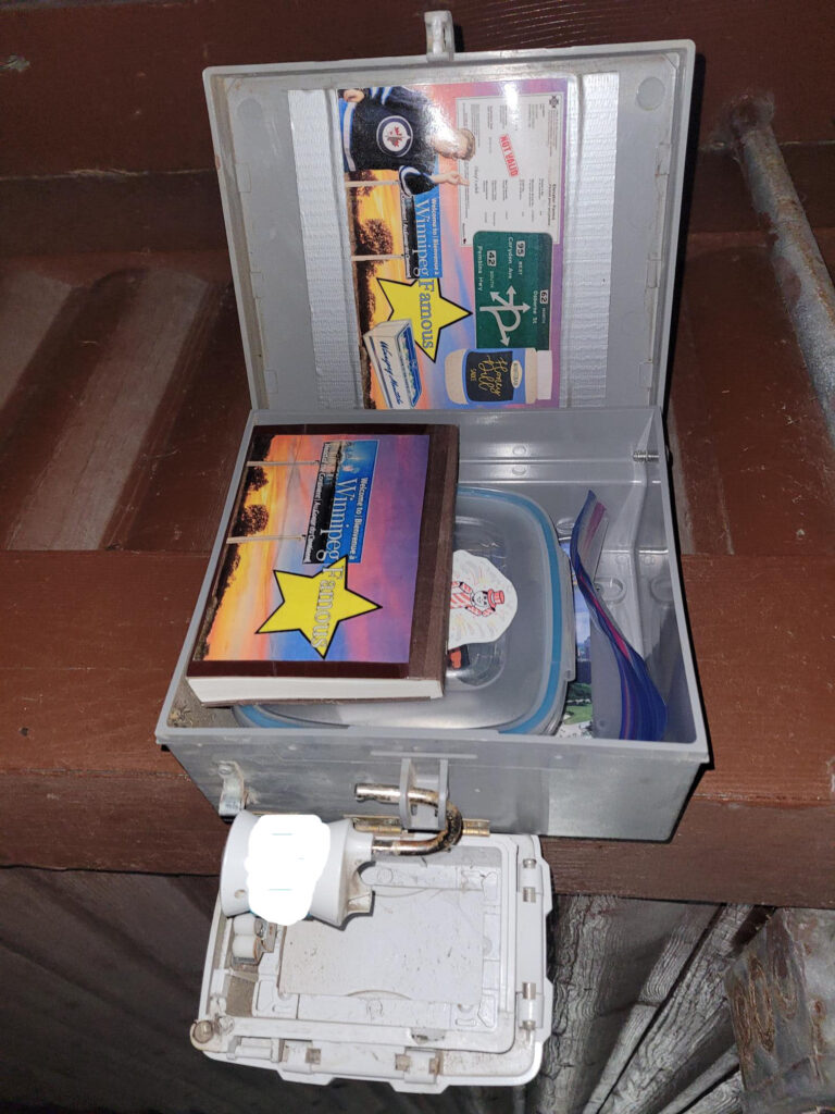 一个寻宝箱打开，里面有温尼伯物品和其他好东西。