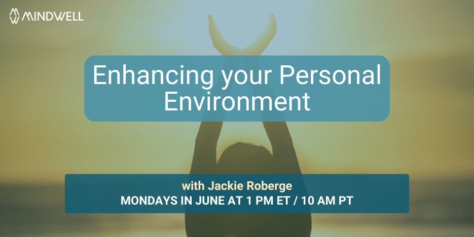 在太阳落山或升起的背景下举起双手的人的剪影。