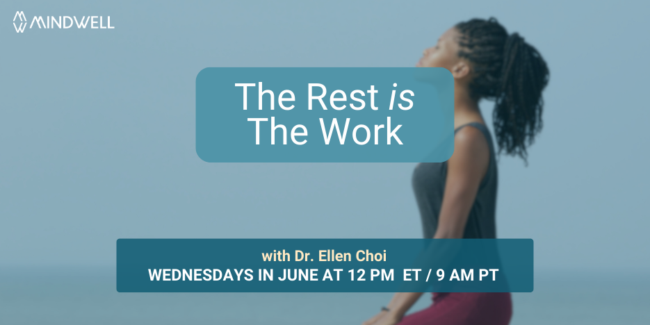 一个人闭着眼睛站着，头微微向上倾斜的侧面轮廓，暗示着放松或冥想的时刻。