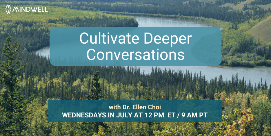 郁郁葱葱的绿色森林景观，蜿蜒的河流穿过树林，背景是连绵起伏的山丘