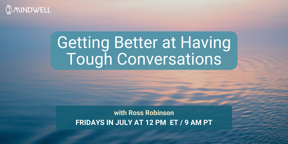 日落时的宁静海洋场景，天空中柔和的色彩倒映在平静的水面上。