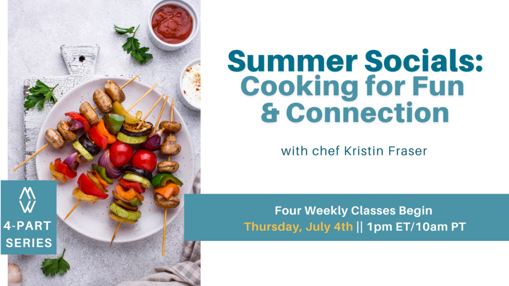 盘子里的彩色蔬菜串和两个带酱汁的小模子。