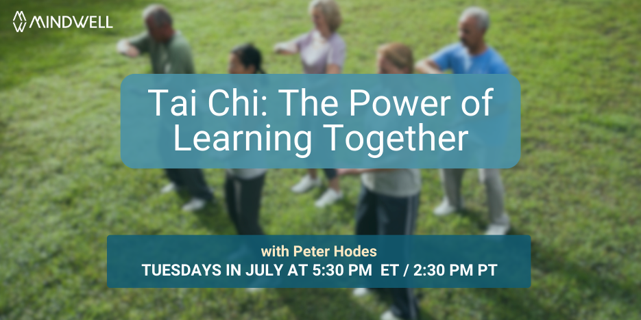 户外草地，一群人在练习太极拳，每个人都专注于自己的动作。