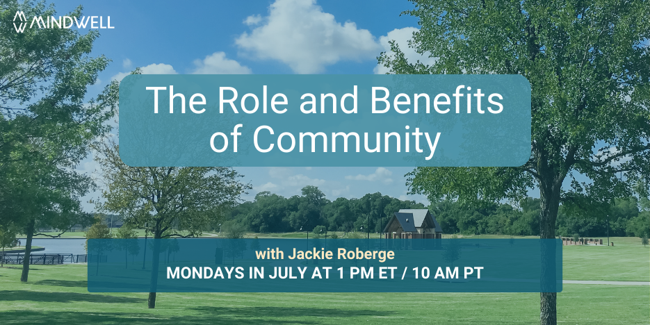 宽敞的公园，绿草如茵，树木茂盛，远处有一座小建筑，蔚蓝的天空下飘着蓬松的白云。