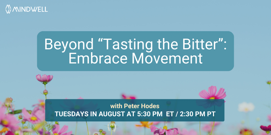 粉色和黄色的花朵在蔚蓝的天空下绽放。