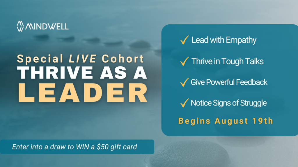 光滑的石头在海滩上排成一排。