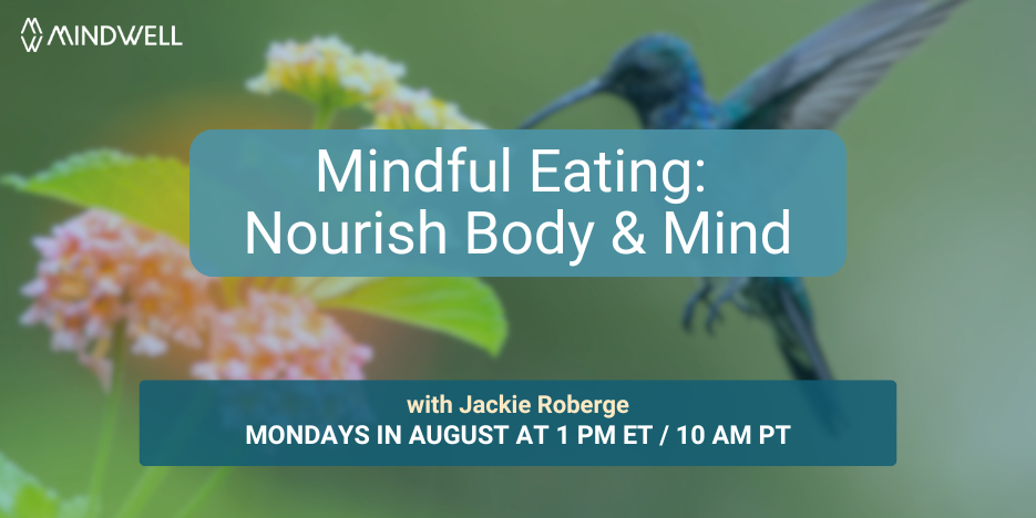 蜂鸟以色彩缤纷的花朵为食的特写。