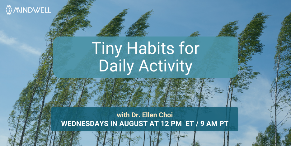 高大而细长的树木在蓝天的映衬下在风中摇曳。