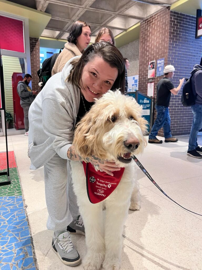 拥抱毛茸茸的治疗犬的人