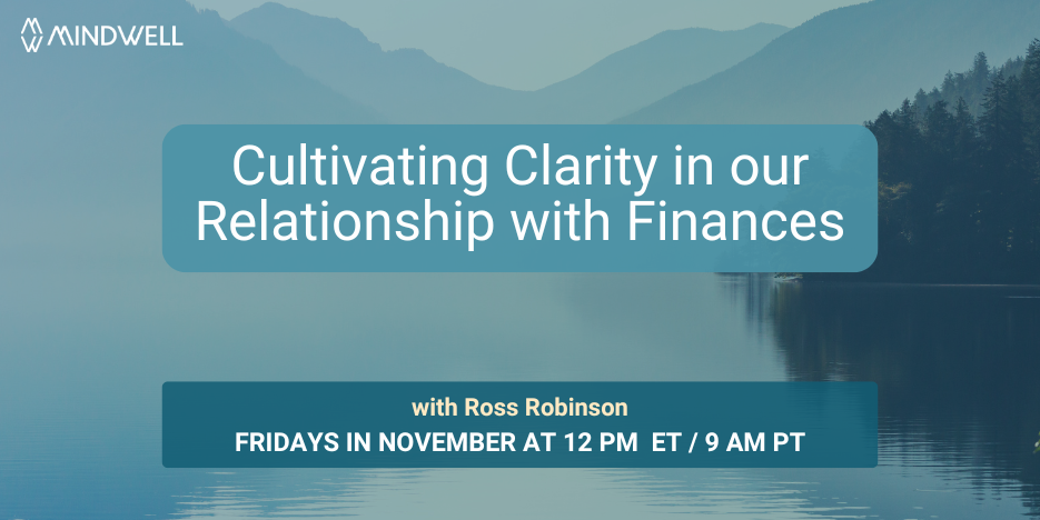 后面是山脉,有水体和雾天。