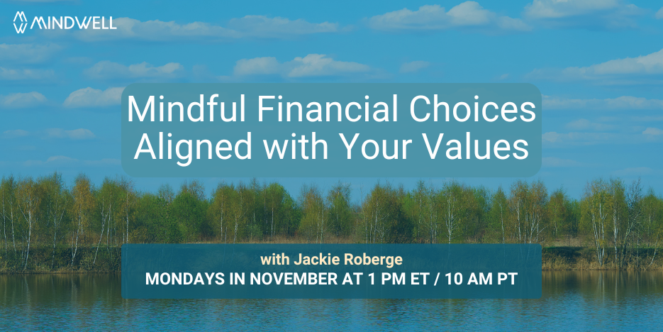 明亮的蓝色多云天空,绿树成荫,还有一片水域。