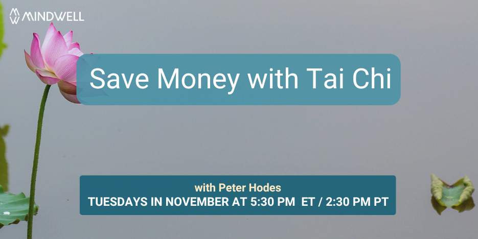 水中漂浮着睡莲和粉红色的莲花。