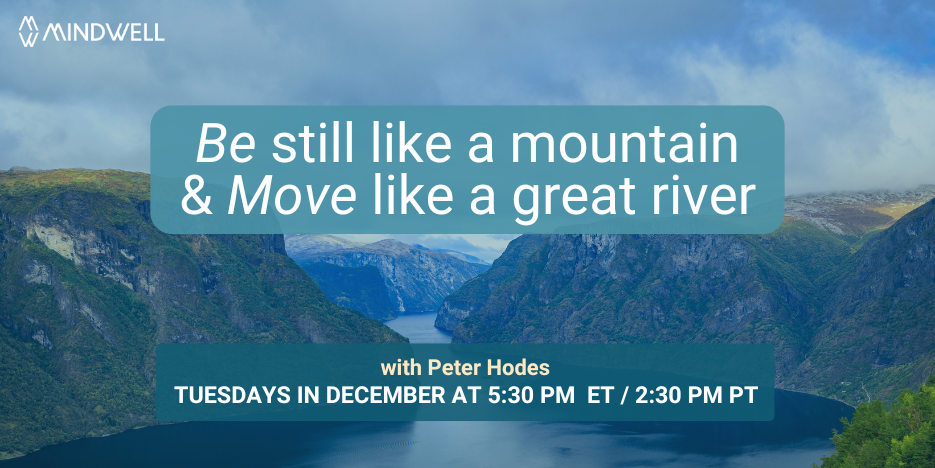 天空多云的山脉,中间有一条深蓝色的河流流过。