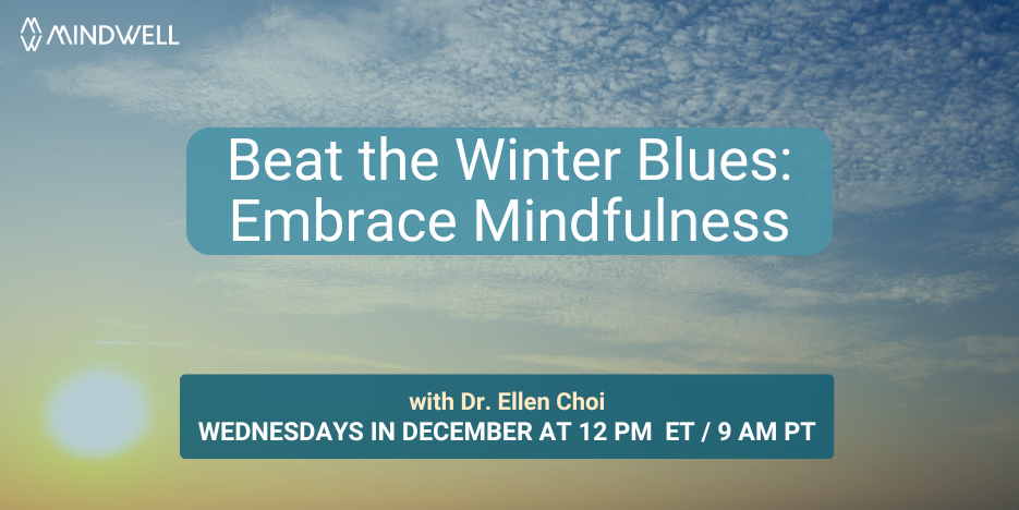 蓝天,夕阳灿烂,云朵稀薄。