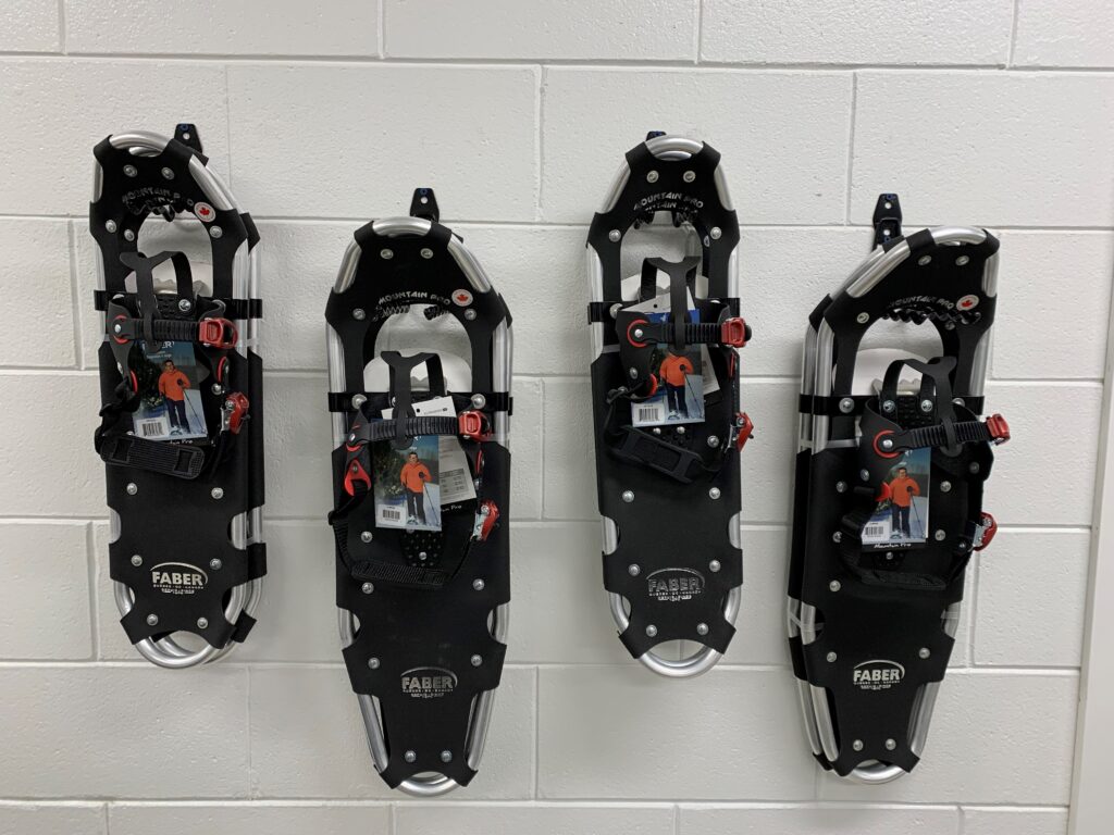 墙上挂着四双雪鞋。