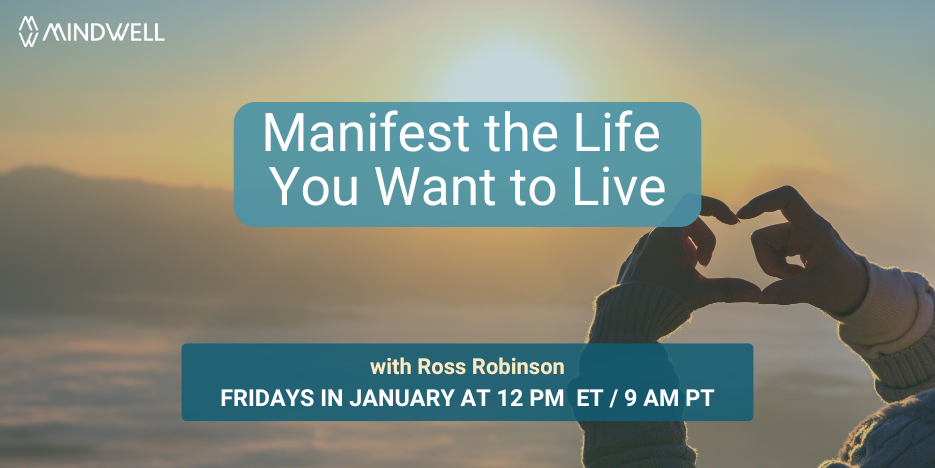 日落背景和手形成心形。