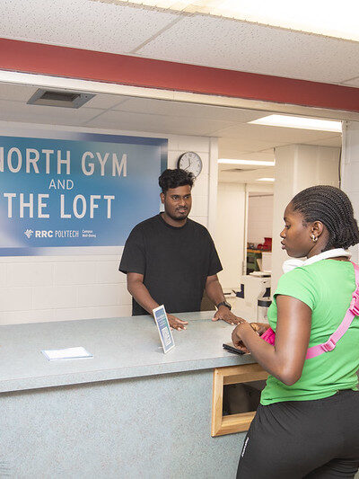 学生在客户服务台报到