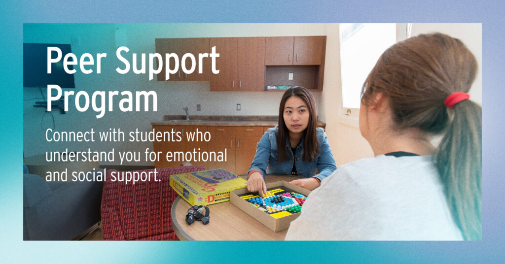 同学们坐在圆桌旁一边玩棋盘游戏一边聊天。