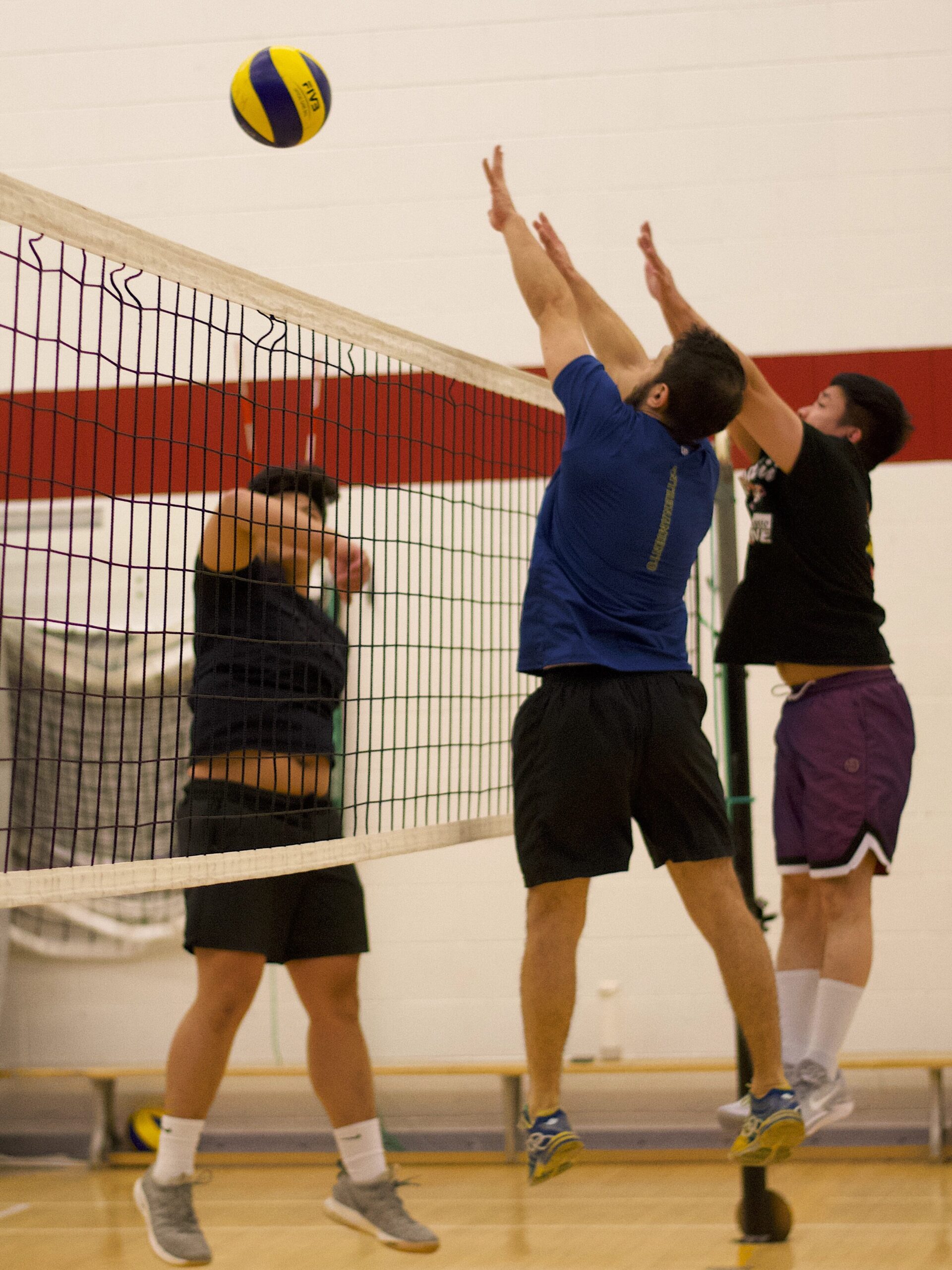 三名学生打排球