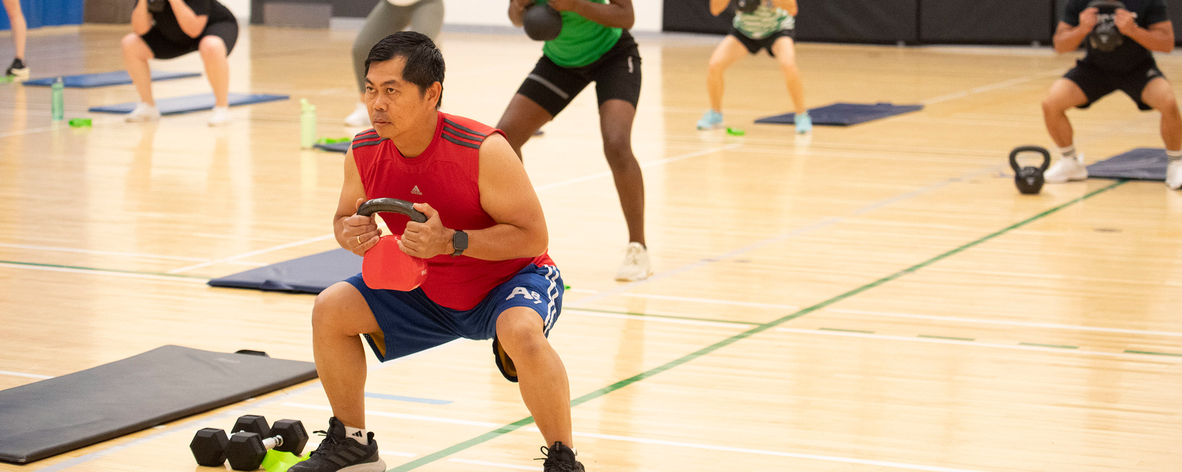 参加E8足球比分课的男子