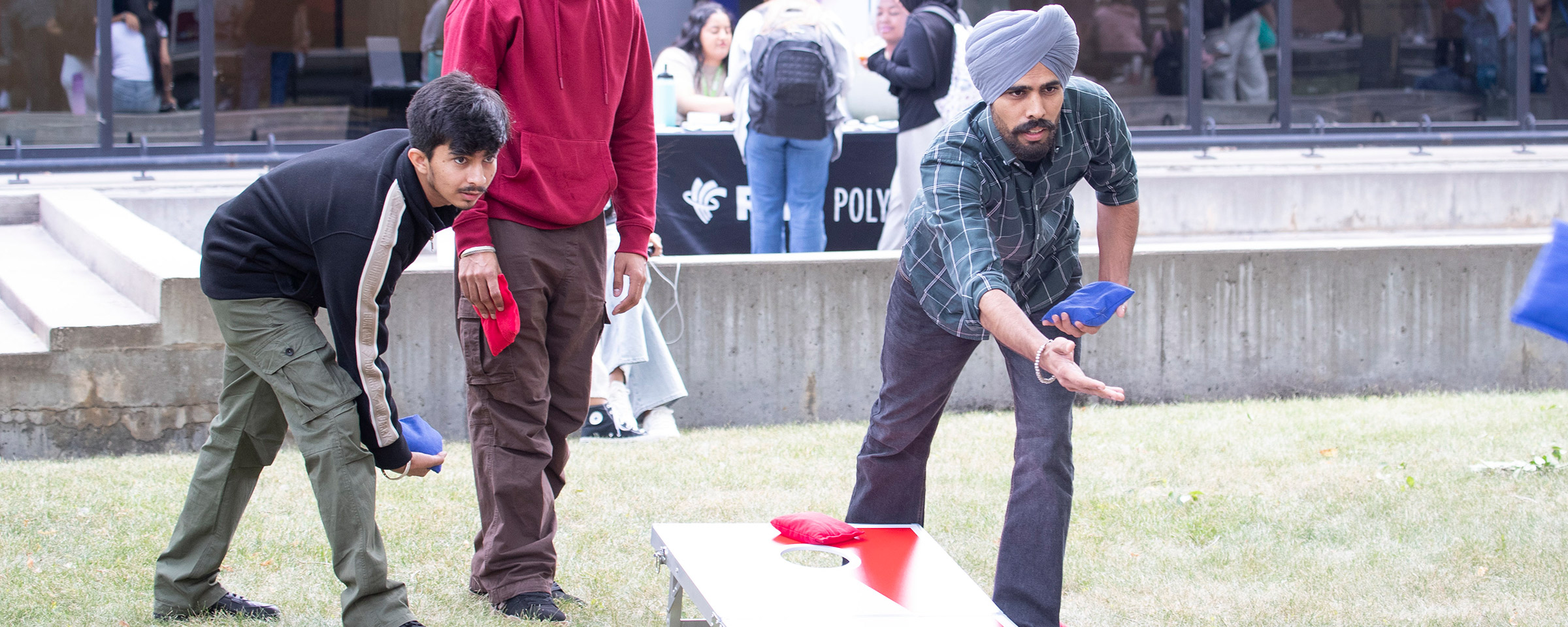 人们在户外玩丢包游戏