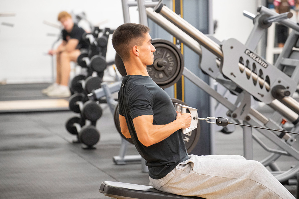 男人在健身房锻炼