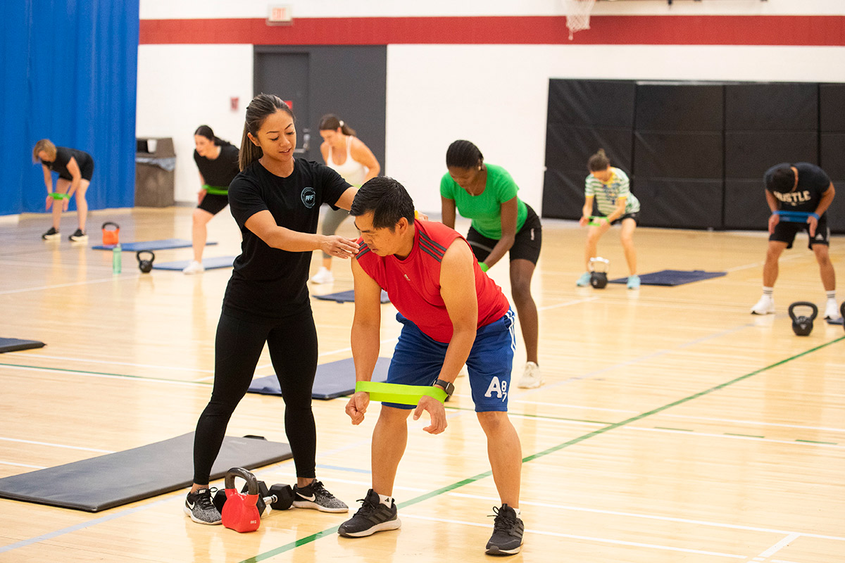 教练向人们展示如何锻炼