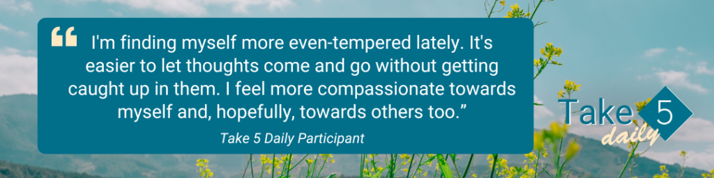 蓝色和绿色自然场景背景上的引用文本。我发现自己最近脾气比较平和了。更容易让想法来来去去，而不会陷入其中。我对自己更加富有同情心，希望对其他人也更加富有同情心。采取 5 名每日参与者。