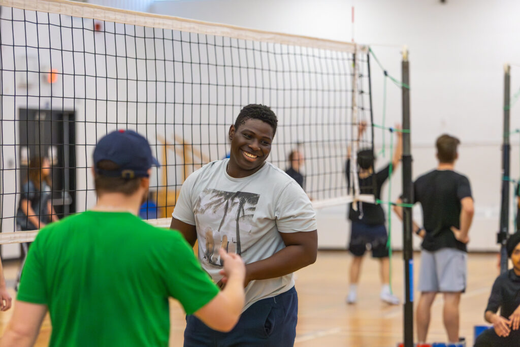学生们打排球很开心