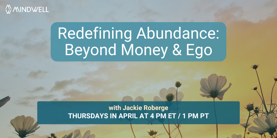 天空有粉红色和黄色以及精致的白色花朵。